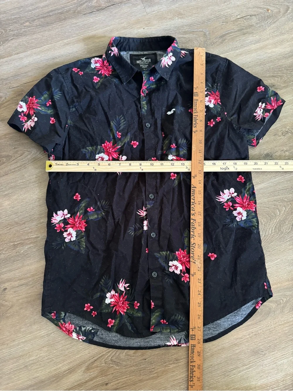 Hollister Men’s large Black Floral Short-Sleeve cotton Button-Up Shirt